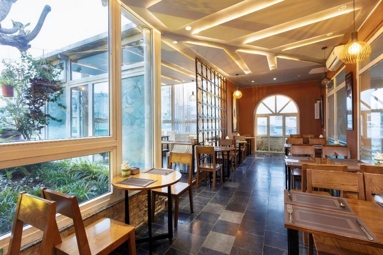 “khu-vuon-bi-mat”-cat-giu-trong-toa-khach-san-dam-chat-sang-a25-luxury-quan-thanh