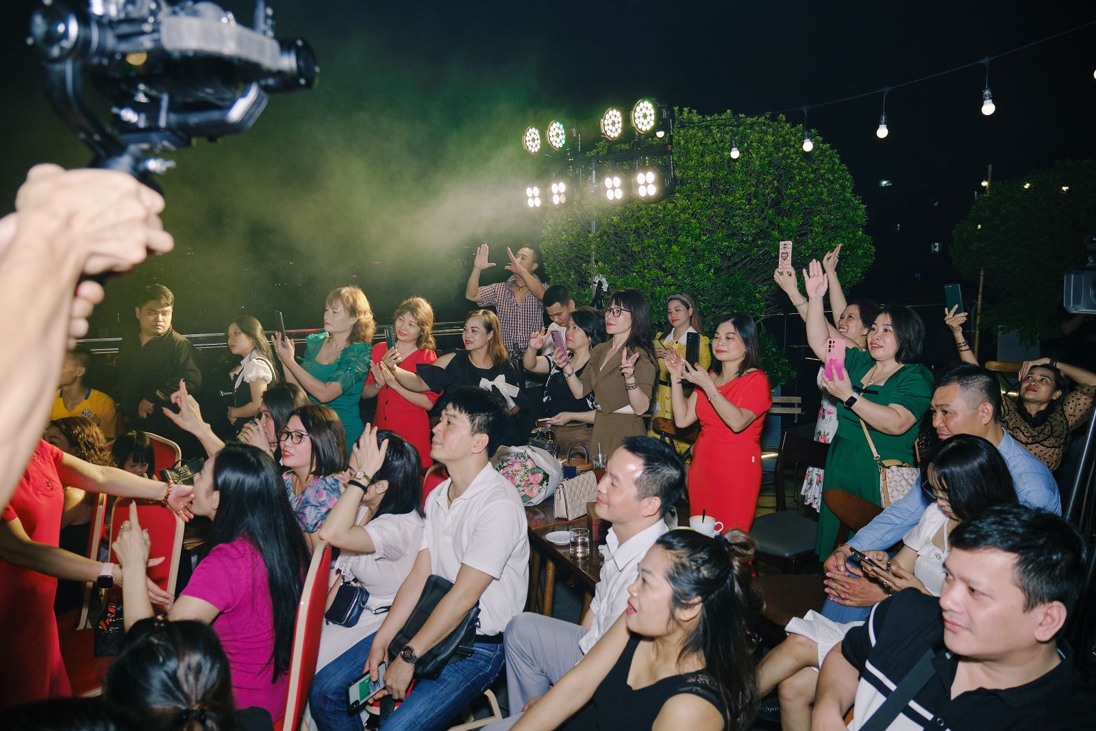 trai-nghiem-dem-nhac-tuyet-voi-tai-san-khau-ngoai-troi-a25-bistro-18-nguyen-hy-quang