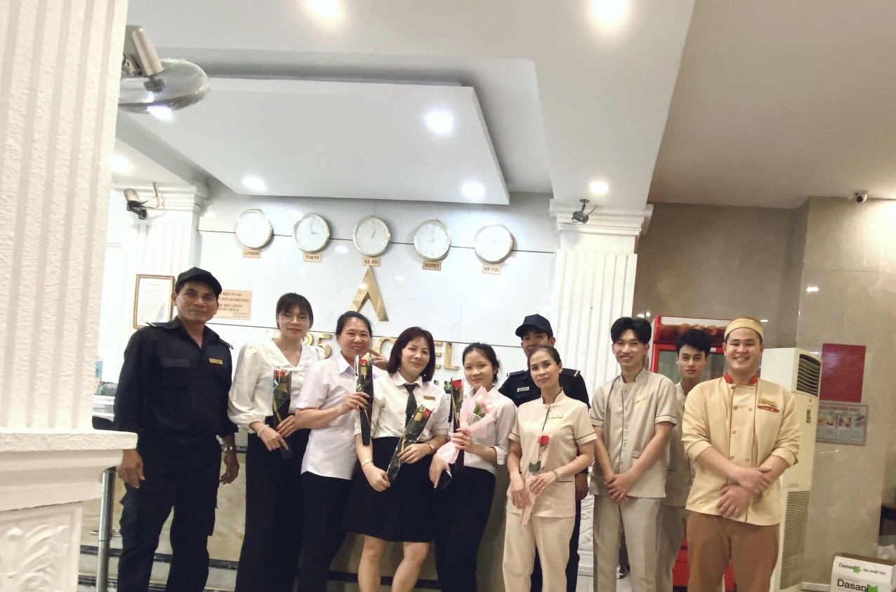 BLĐ tặng hoa chúc mừng ngày 8/3