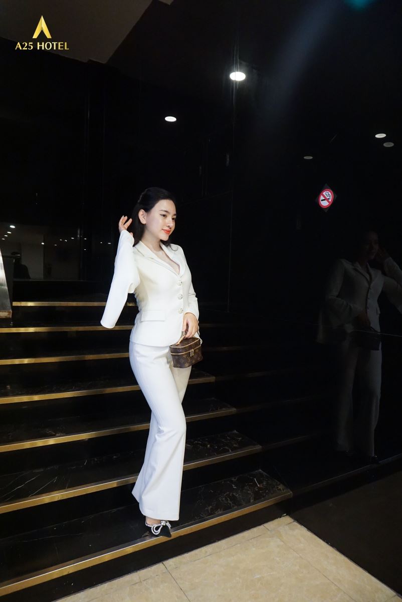 hot-tiktoker-emily-review-a25-hotel-14-pho-duc-chinh-hcm-du-lich-tha-ga-an-tam-ve-gia