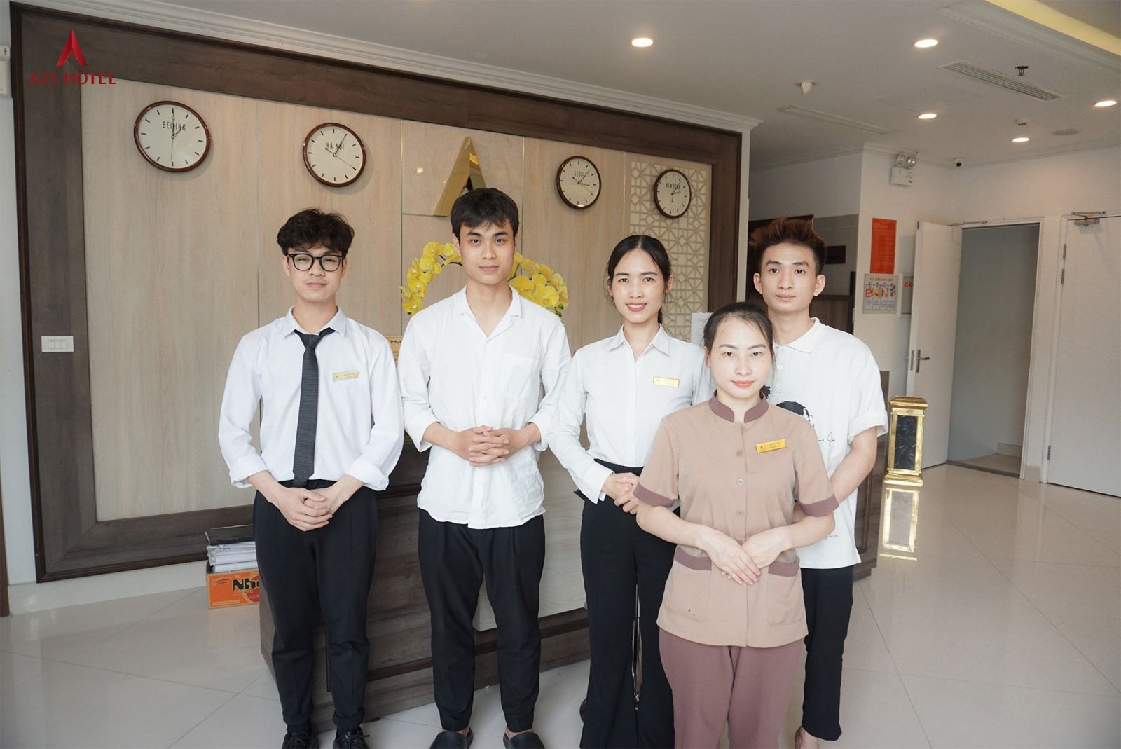 Chị Bùi Hiền - Chuyên viên đào tạo buồng phòng cùng các học trò của mình