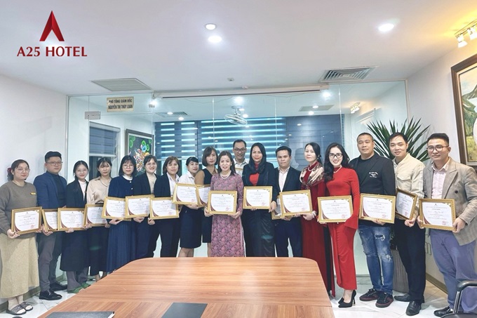su-kien-noi-bat-don-chao-nam-moi-2024-cua-tap-doan-khach-san-a25-le-khen-thuong-nhan-vien-da-hoan-thanh-tot-va-xuat-sac-nhiem-vu-nam-2023